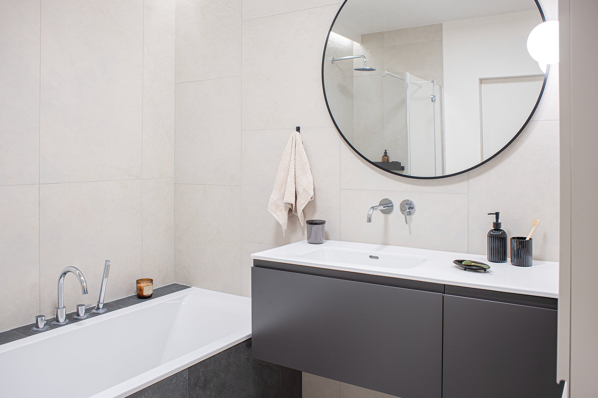 Szafka umywalkowa z pojemnymi szufladami i wygodnym blatem.